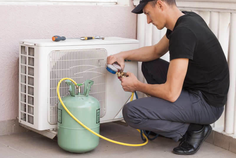 master of repair air conditioners at work